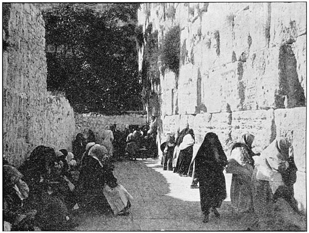 Weeklagende Joden bij het stuk oude muur in Jeruzalem.