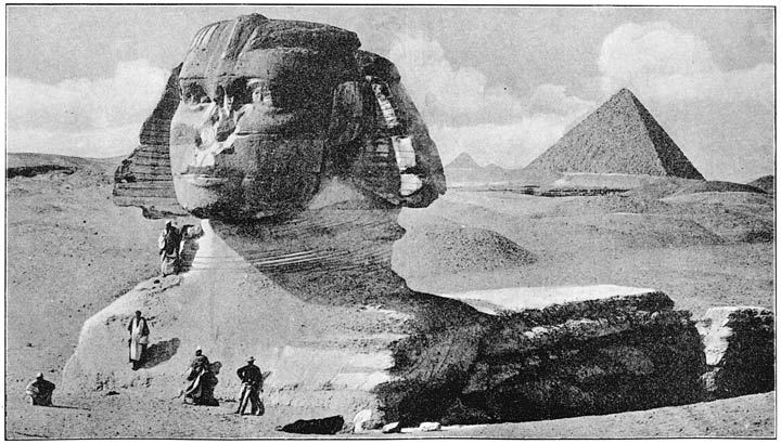 De Sphinx.—Op den achtergrond eene pyramide.