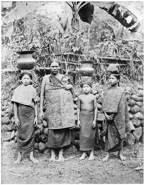 Een Minangkabausche Moeder met hare dochters.