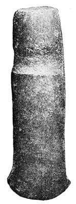 Hacha de piedra, imitando el mismo objeto
de cobre. Valle de Catamarca.
Donacion Moreno.
3/4 del tamaño natural