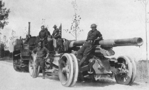 IN THE COURSE OF ITS PROGRESS TO THE VALLEY OF THE VESLE THIS 155 MM.
GUN AND OTHERS OF ITS KIND WERE EDUCATING THE BOCHE TO
RESPECT AMERICA. THE TRACTOR HAULS IT ALONG STEADILY
AND SLOWLY, LIKE A STEAM ROLLER