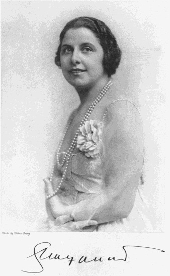 Photo by Victor Georg

Signature of Geraldine Farrar