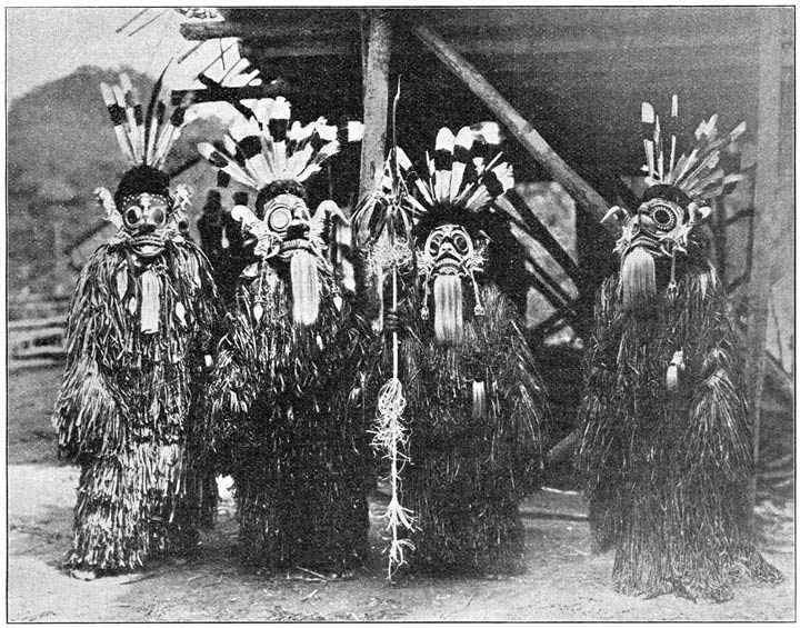 Als geesten gemaskerde Kajan&rsquo;s, die ter gelegenheid van het zaaifeest de rijstziel terughalen.