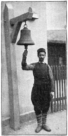 Een portier aan een der stations van den Ori&euml;nt-express.