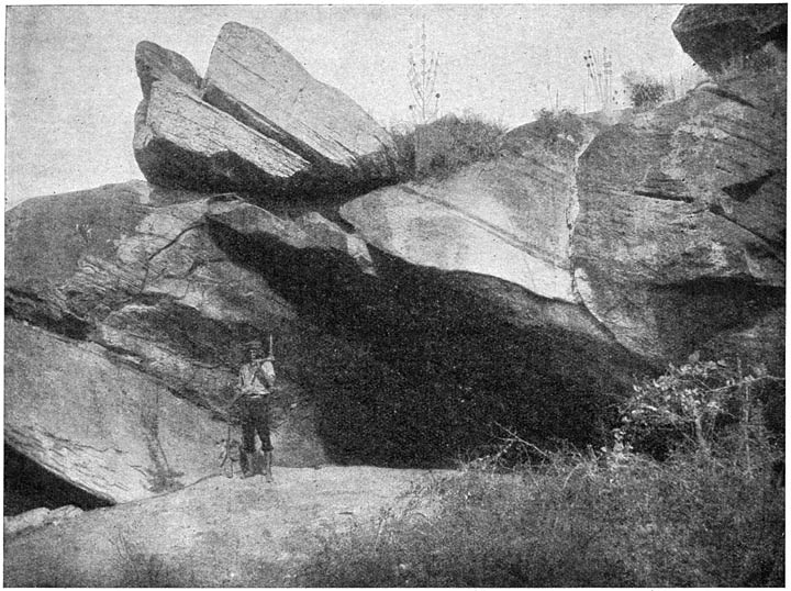 Rotshuis of galg&eacute; van Natragan op Ceylon.