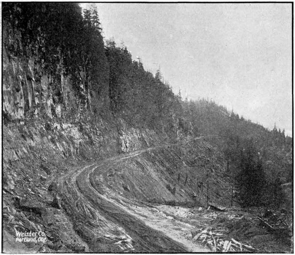 HEAVY GRADING ON
RUTHTON HILL IN HOOD RIVER COUNTY. CONSTRUCTED IN 1917 AND 1918