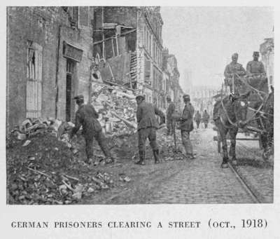 GERMAN PRISONERS CLEARING A STREET (OCT., 1918)