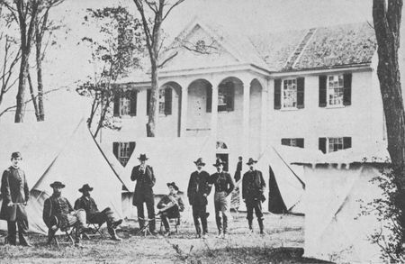 Private residences like the Wallach House at Culpeper, Virginia, provided
generals on both sides with comfortable quarters in the field. Staff officers
were usually tented on the lawns.