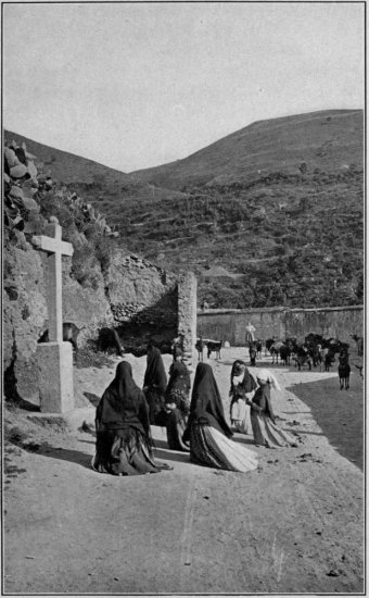 Copyright, 1910, by Underwood & Underwood

A Roadside Scene in Spain