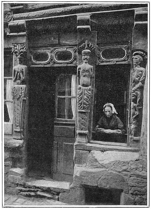 Oud huis met beeldhouwwerk in Plo&euml;rmel.