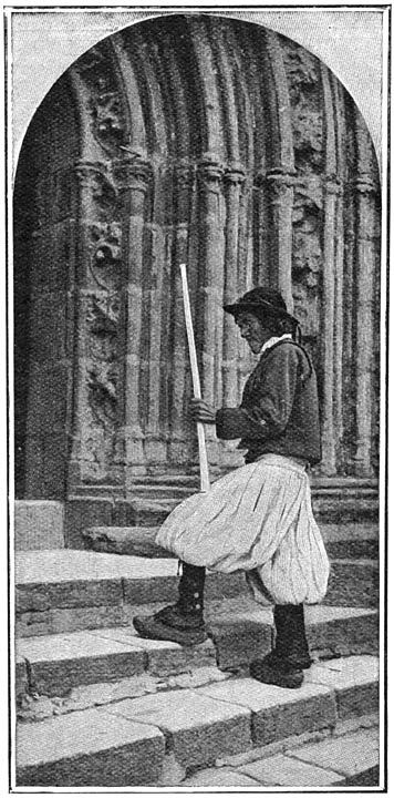 Bedevaartganger v&oacute;&oacute;r de kerk te Locronan.