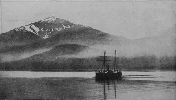 photo ship on water, fog in the foothills