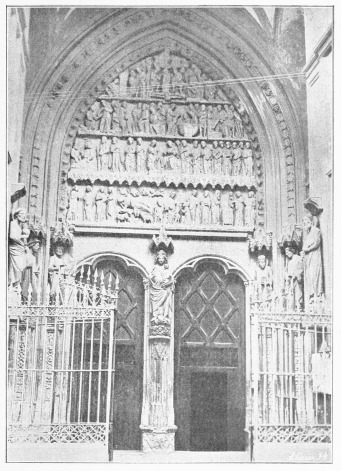 Lámina 5. VITORIA Portada de la iglesia de San Pedro.