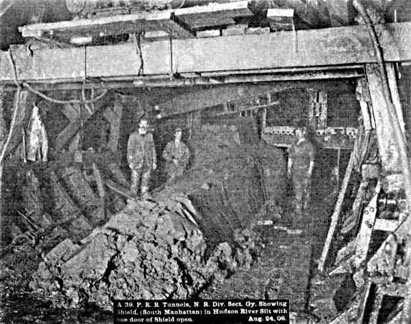 Apparatus for cleaning and rodding electric cable ducts
             in tunnel.
