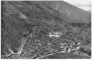 Fig. 62—Salamanca, on the floor of the deep Arma Valley
(a tributary of one of the major coast valleys, the Ocoña), which is
really a canyon above this point and which, in spite of its steepness,
is thoroughly terraced and intensively cultivated up to the frost line.