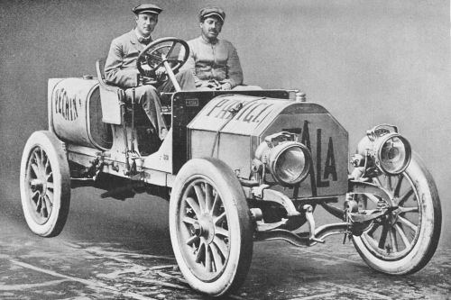 Die „Itala“ mit Fürst Scipione Borghese und Chauffeur Ettore Guizzardi.
