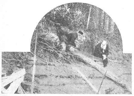 Mgr Grouard et le P. Husson travaillant à la scie
passe-partout