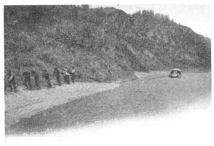 Remorquant une barge a la corde, sur la rivière
Athabaska
