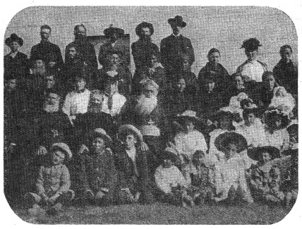 Groupe de métis Cris et de Missionnaires du fort
Vermillon, en 1908

(A la droite de Mgr Grouard, Mgr Joussard, son coadjuteur)