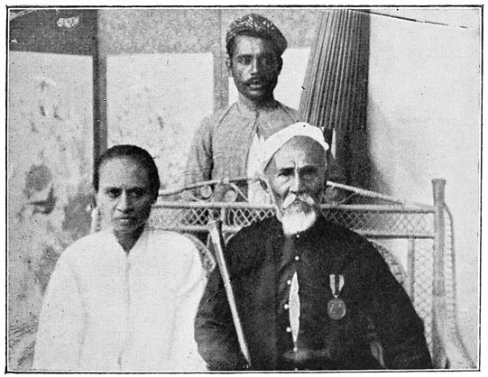 Joenoes Makatita en echtgenoote, Radja van Hato�; de Nestor der Seransche Hoofden (� 83 Jr.)