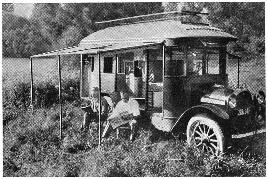 Specially built touring bungalow, on a Reo chassis, adapting
the Pullman idea to the motor vehicle