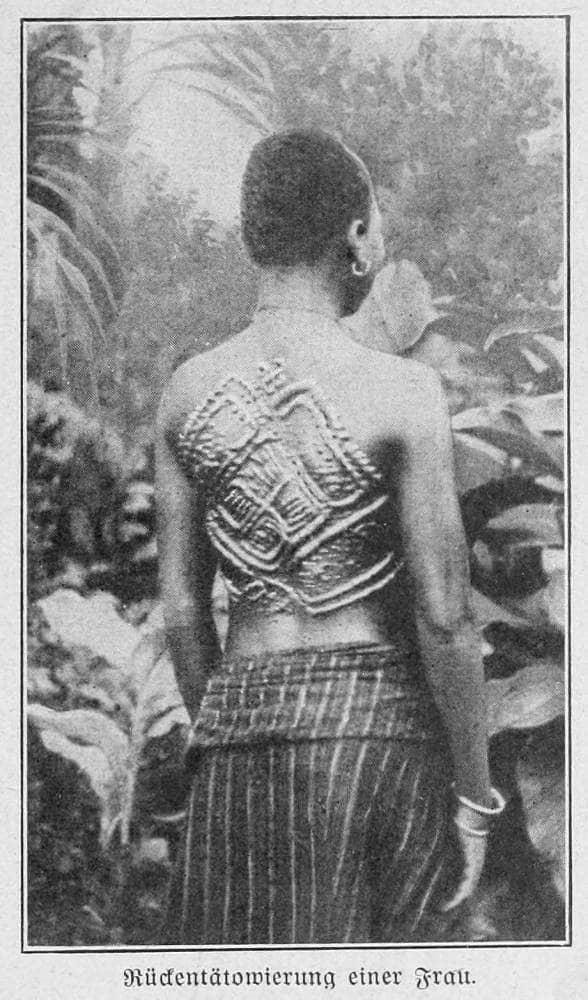 Rückentätowierung einer Frau