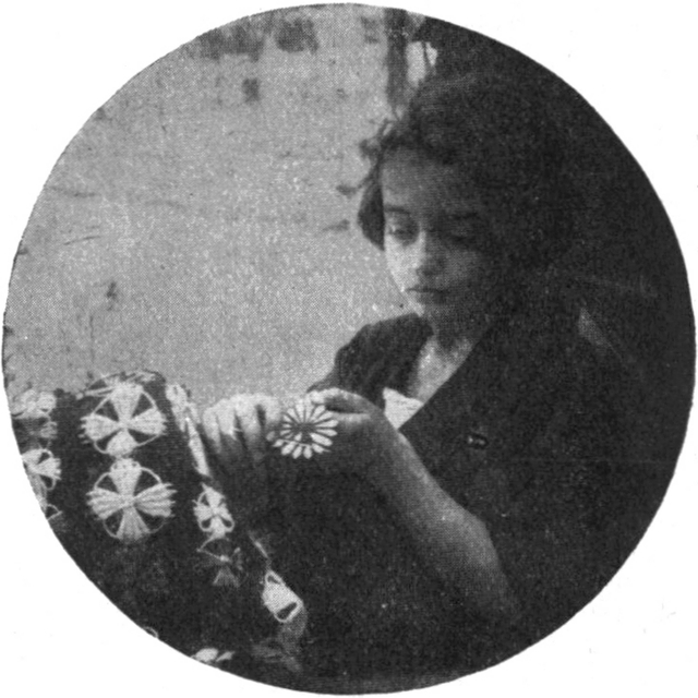 Bild eines Mädchens, das gerade
  einen Stern fertigstellt