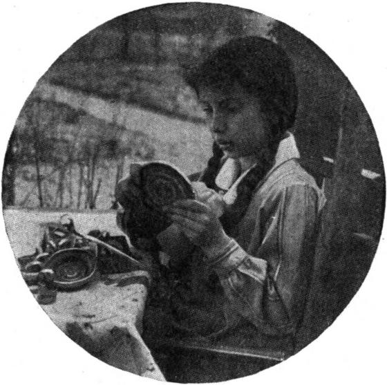 Mädchen bei der Arbeit an einer
  Schale