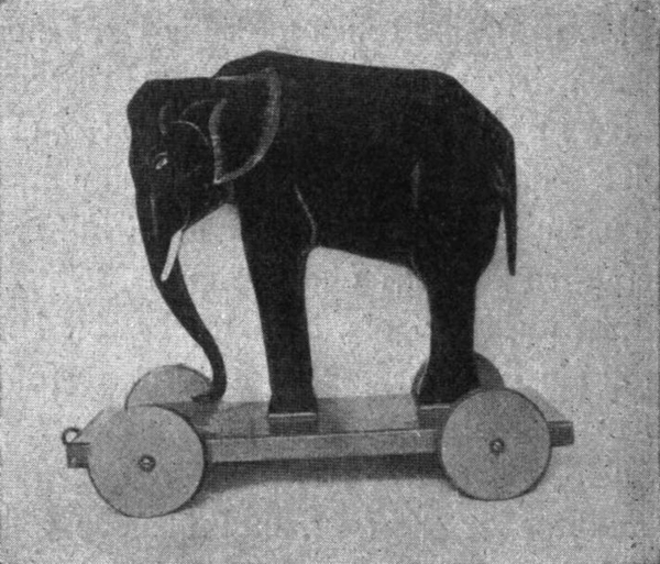 Elefant aus Holz, auf einen
  kleinen Wagen montiert