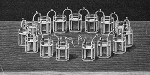 A crown of
cups battery — a series of glass cells containing metal electrode pairs
linked in a circuit — Volta's alternative arrangement to the stacked
pile for generating continuous electric current.