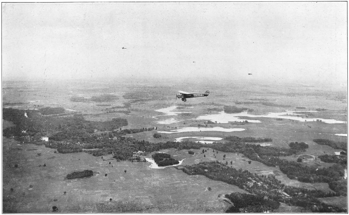 Afb. 102. De F VII en drie militaire vliegtuigen boven Java.