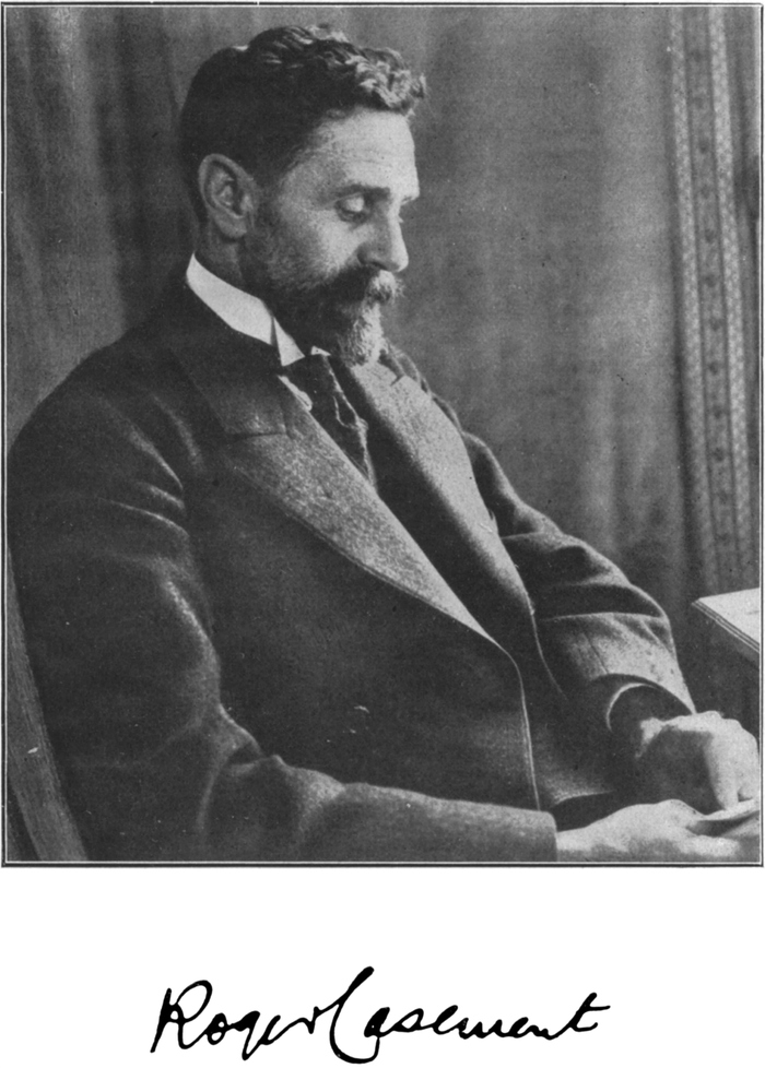 Foto von Sir Roger Casement,
  lesend am Schreibtisch; unter dem Bild seine Unterschrift